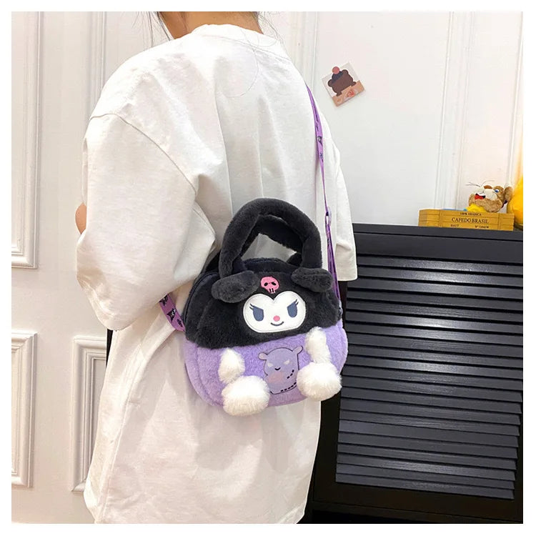 حقيبة ظهر Kuromi من Kawaii Sanrio مصنوعة من القطيفة ومطبوع عليها رسوم متحركة لحن Cinnamoroll وحقيبة يد محشوة من Pochacco ورسوم كرتونية كهدية للبنات