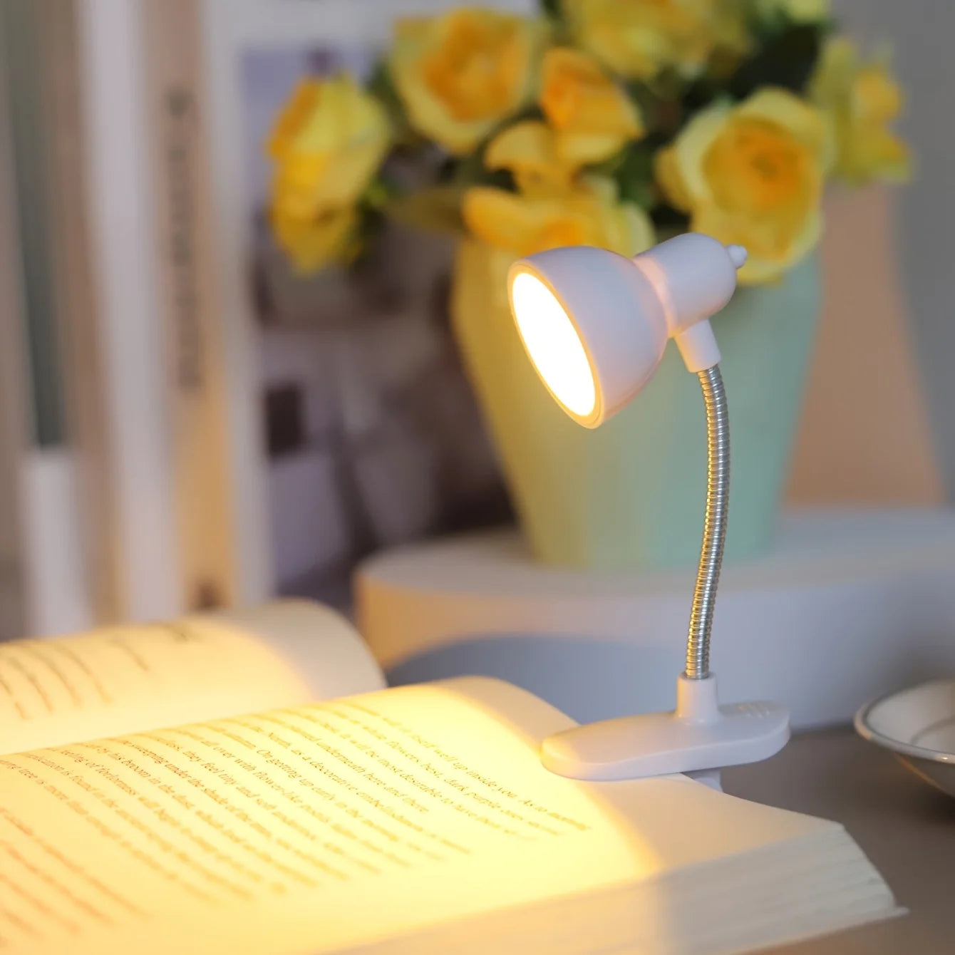 1Pcs Portable Eye-Friendly Reading Lamp - Warm & Bright Clip-On Light with Long-lasting Battery for Books and Desks